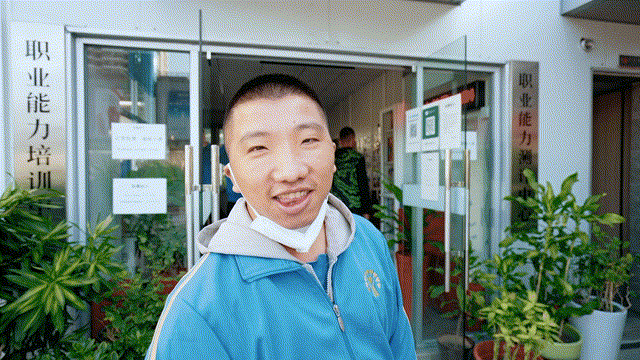 4年前催泪全网的那群孩子，现在怎样了？2.gif