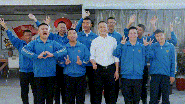 4年前催泪全网的那群孩子，现在怎样了？10.gif