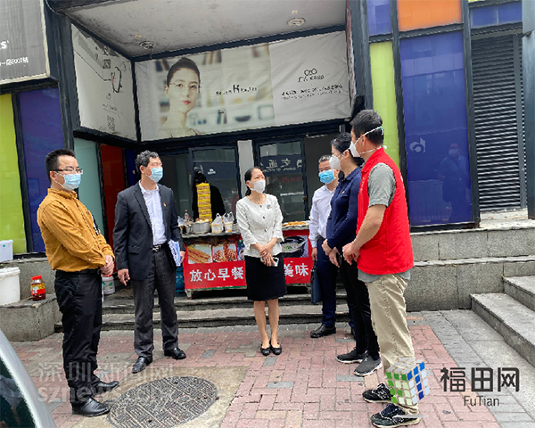 市pg电子党组书记、理事长董秀带队对重点场所疫情防控工作进行实地督导检查.png