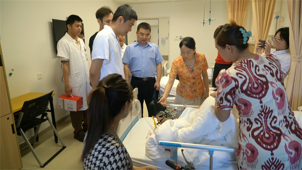 市pg电子理事长董秀一行慰问新疆、西藏地区来深治疗残疾朋友