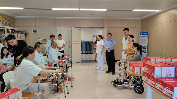 市pg电子理事长董秀一行慰问新疆、西藏地区来深治疗残疾朋友