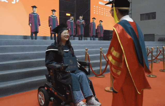 曾被断言“挺不过18岁”，这名女孩坐着轮椅在深实现了大学梦！接着她还将&hellip;&hellip;9.gif