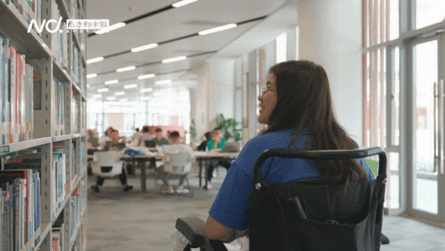 曾被断言“挺不过18岁”，这名女孩坐着轮椅在深实现了大学梦！接着她还将&hellip;&hellip;7.gif