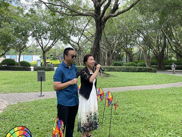黄辉、殷艳群,合唱《我的中国心》