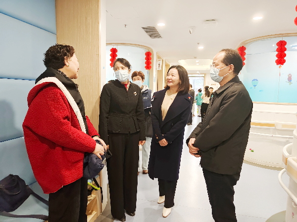高常委、周局长和儿童服务对象家长沟通并致以节日问候.jpg