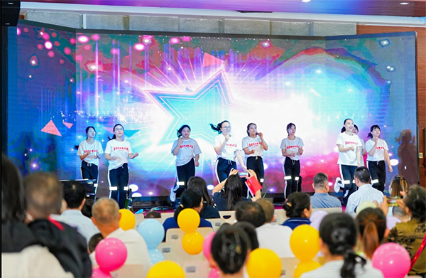 家长、教师表演节目