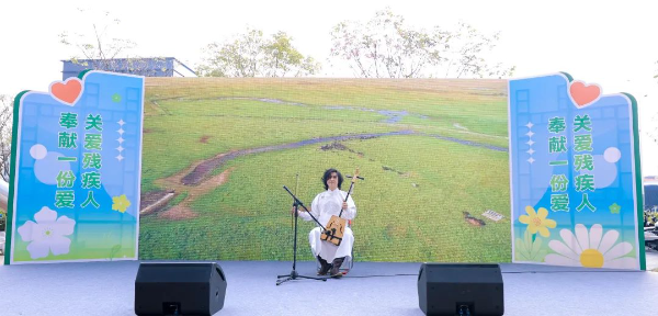 图：非遗传承人席秀全马头琴和呼麦表演