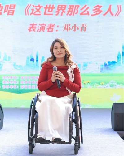 图：独唱《这世界那么多人》 表演