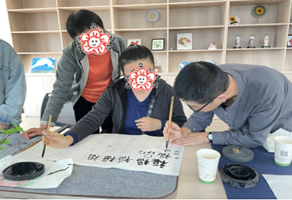 图：冉老师耐心地指导大家