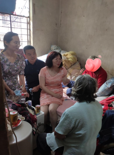 图：简俭茹与pg电子工作人员到邱阿姨家中探望慰问