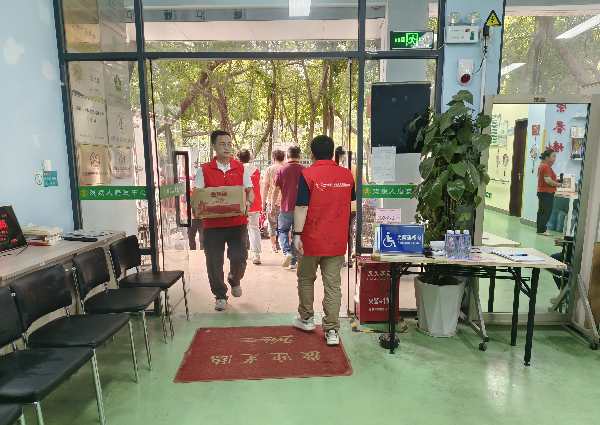 图：卫光生物党委志愿者搬运捐赠物资