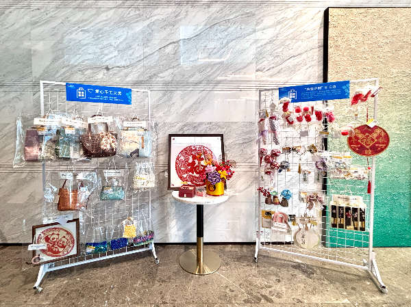 图：酒店义卖摊位展示