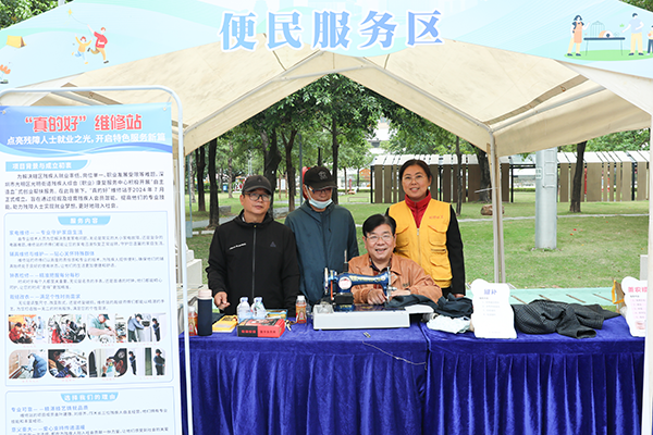 图：残疾人外出摆摊