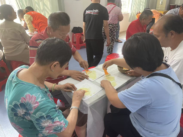 服务对象给布涂上靛泥，绘制图案.jpg